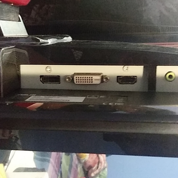 A monitor with half keyboard and hdmi cable - Picture 3 of 8